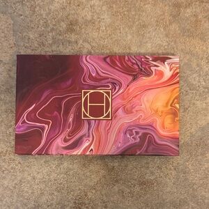 Luxurious Eyeshadow Palette with Rich Hues